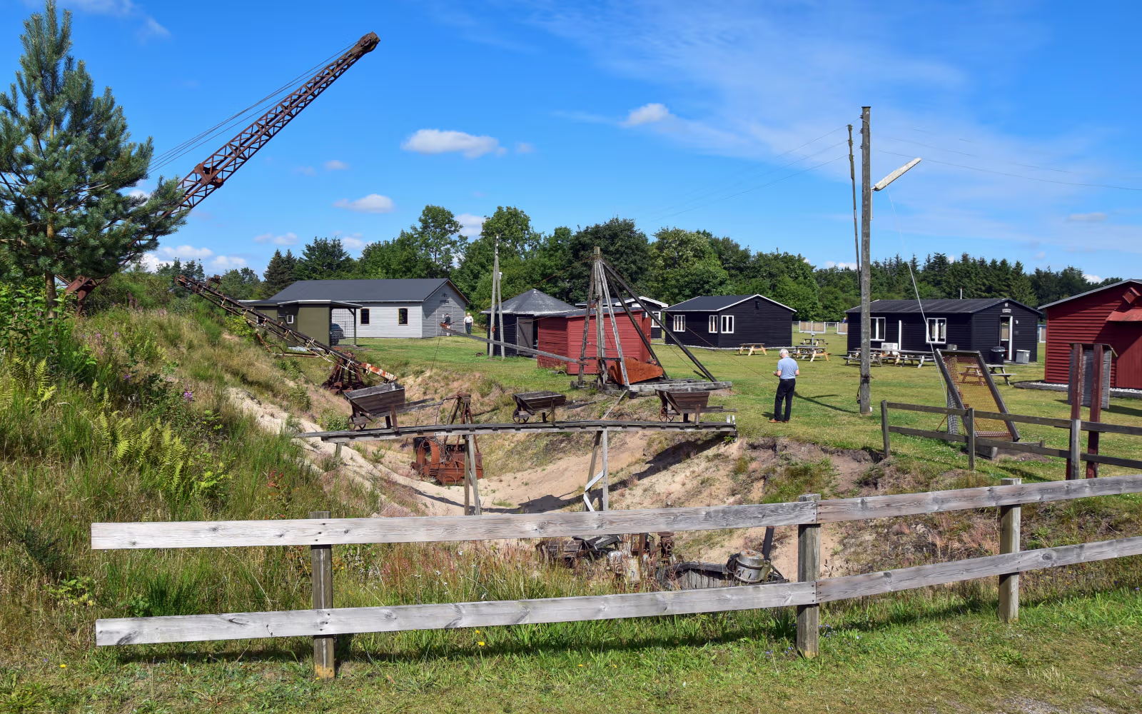 Rustne brunkulskraner og minevogne ved Søby Sø og Brunkulsmuseum