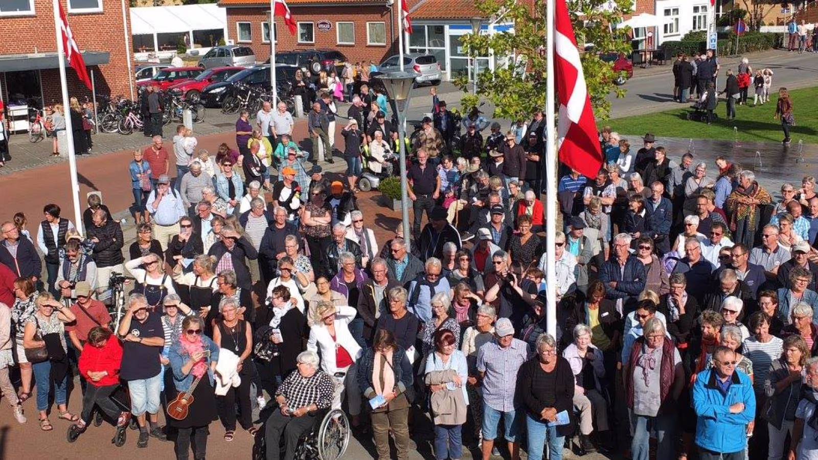 Torvet fyldt af forventningsfulde gæster ved Åbningen af Mariefestival 2017