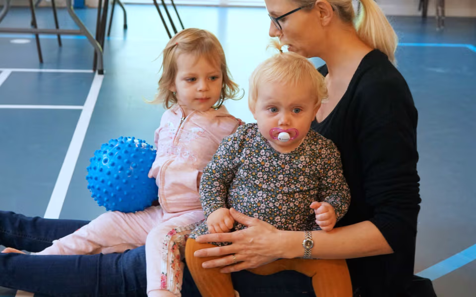 Fysio- og kropsterapeut, Kit Bak fra Ansager, er på besøg hos dagplejen, der i en periode har fokus på krop og bevægelse