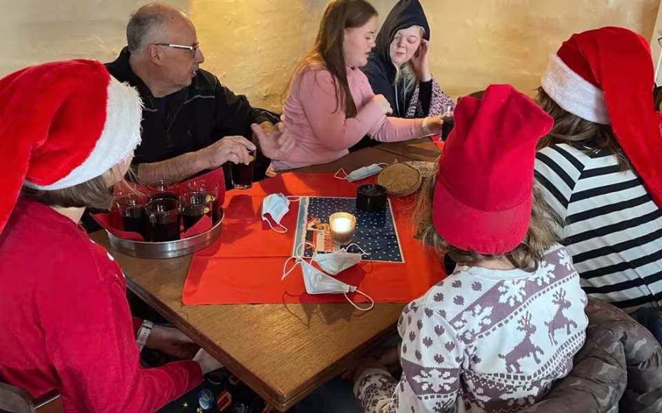 16 efterskoleelever og 2 lærere modtog lørdag det indsamlede beløb og hyggede med kage, chokolade og sodavand. Alle kom juleklædt og med godt humør.