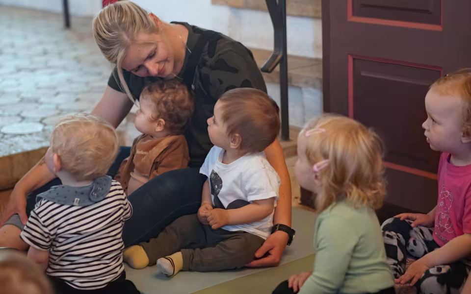 Musikforløb i Varde Kommunes dagpleje fokuserer på nærvær og gentagelser med enkle sange og rekvisitter. Her er vi i Ansager kirke og børn på forskellige udviklingstrin deltager.