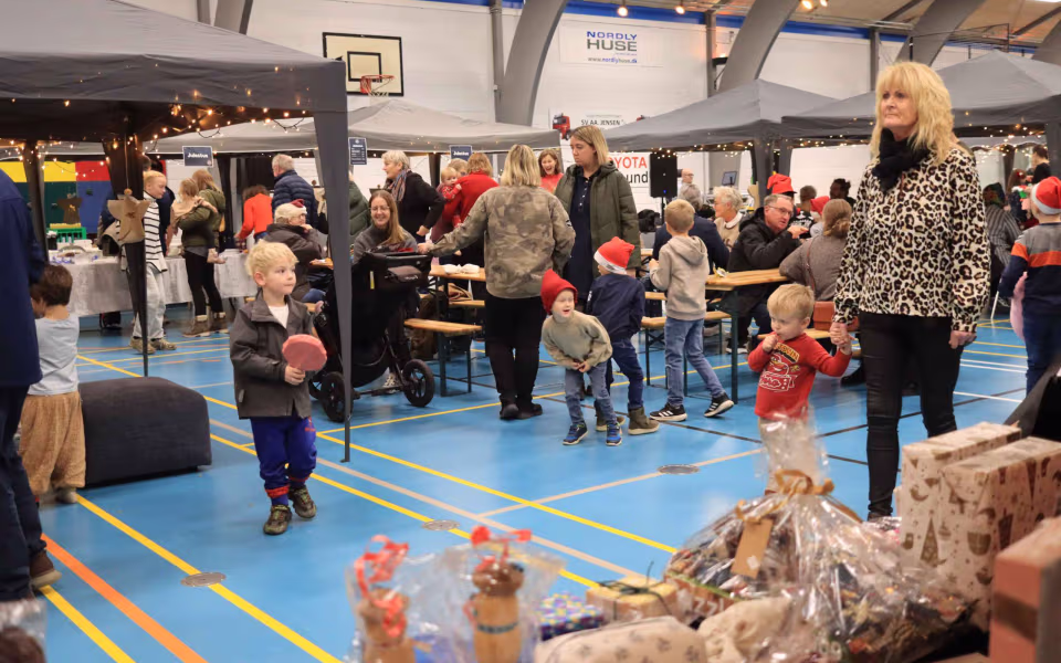 Julemarked samlede Billum i hallen