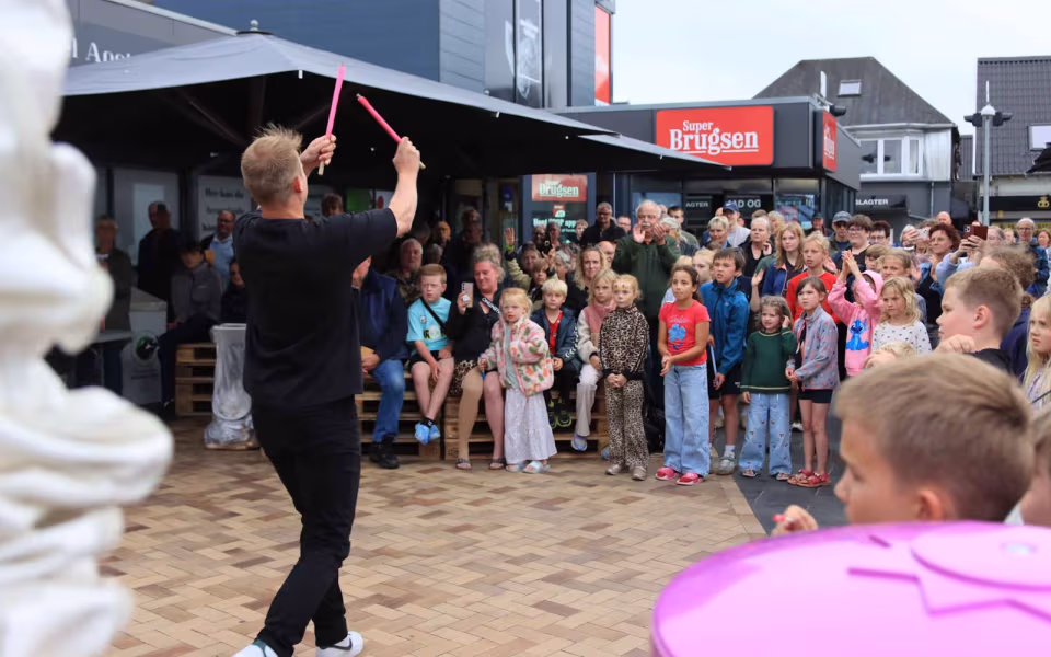 Sommeraften med rytmer i byen