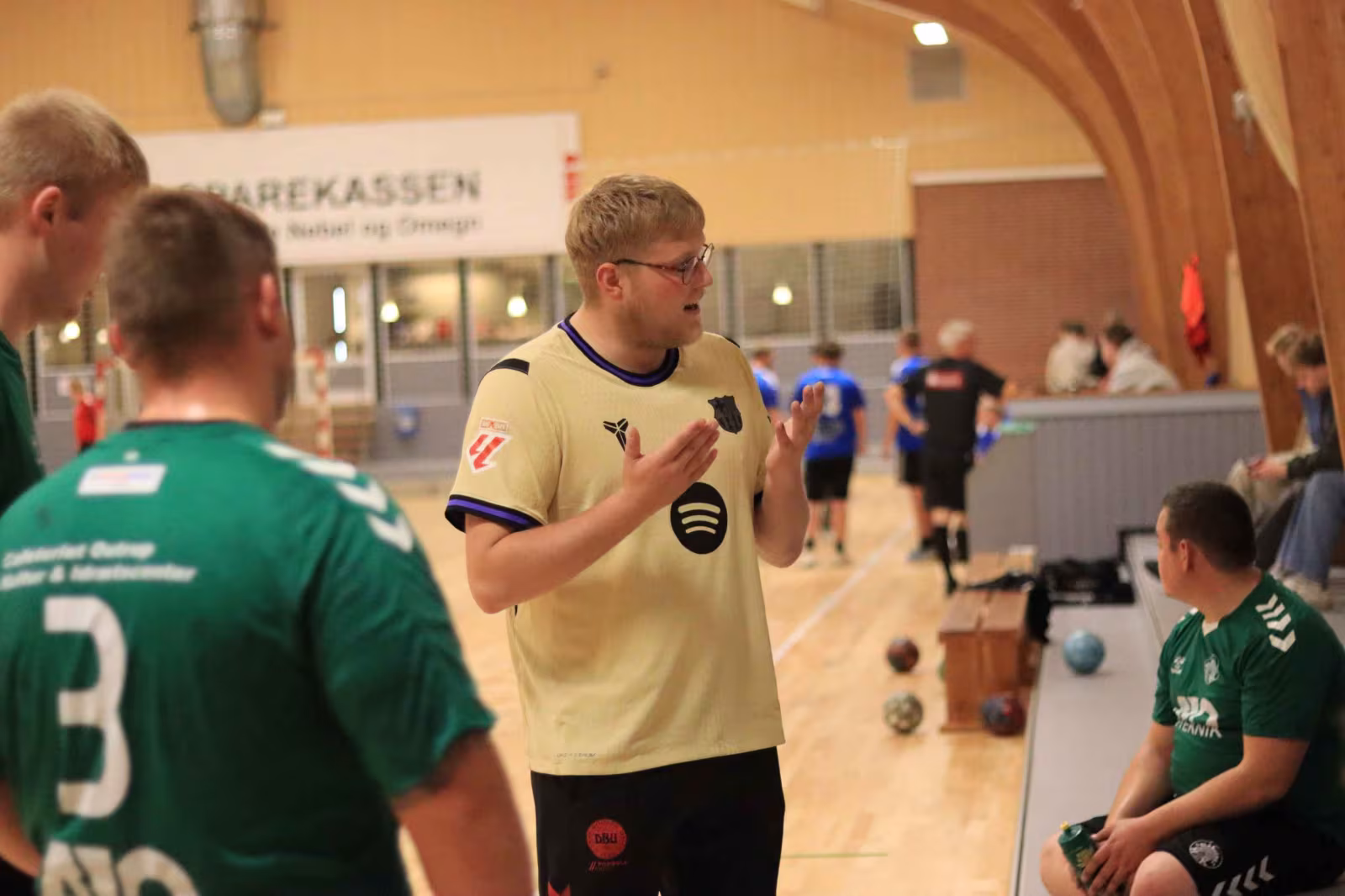 Træner Simon Tryk Christiansen giver gode råd i pausen