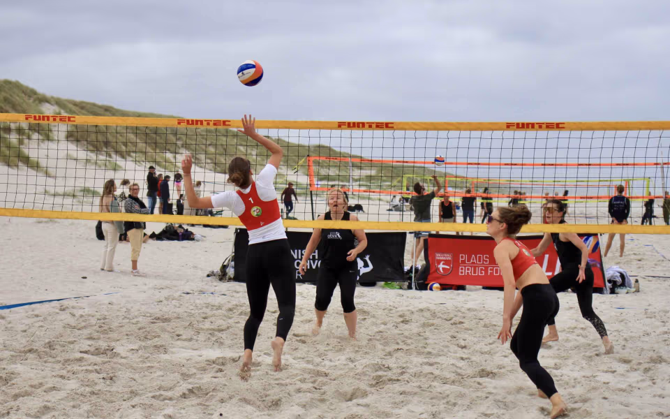Vestenvinden udfordrer beachvolley-eliten
