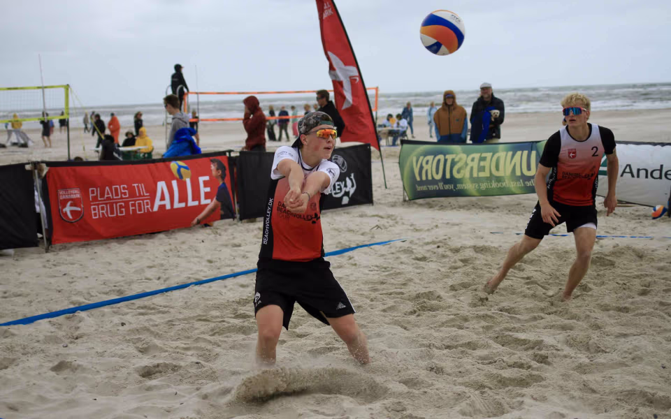 Vestenvinden udfordrer beachvolley-eliten
