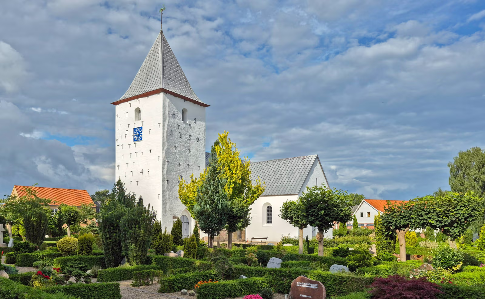 Ansager Kirke står flot nykalket, klar til festivalugen