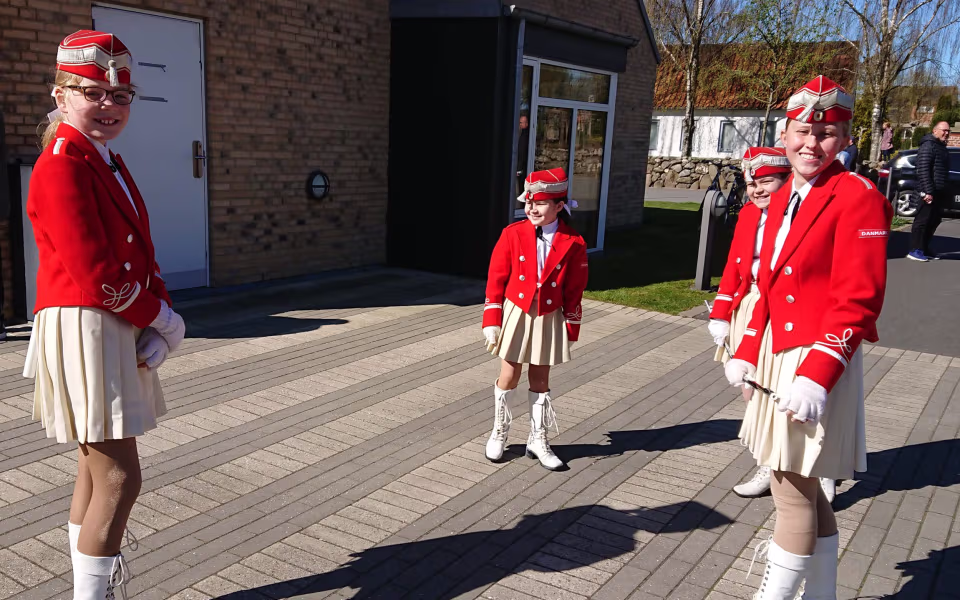Søndag formiddag spillede Varde Garden for beboerne på Ansager plejehjem