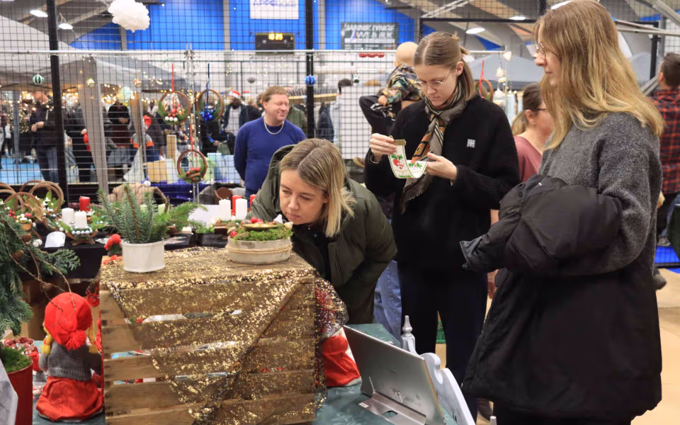 Julemarked samlede Billum i hallen
