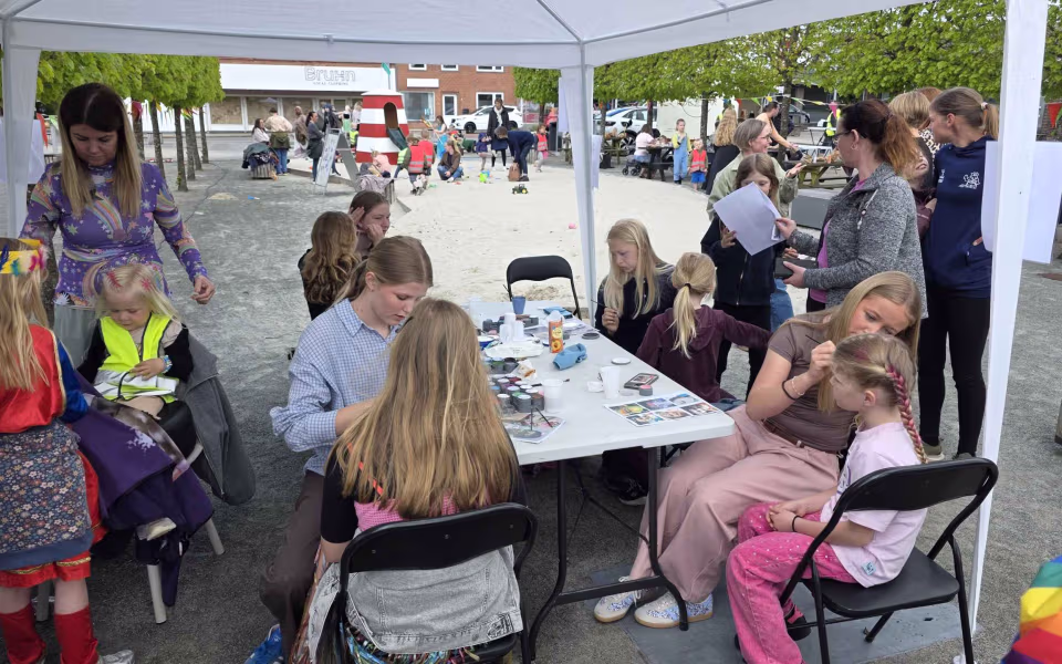 Stor deltagelse til Tistrup Screaming Carneval på torvet - Se de mange billeder
