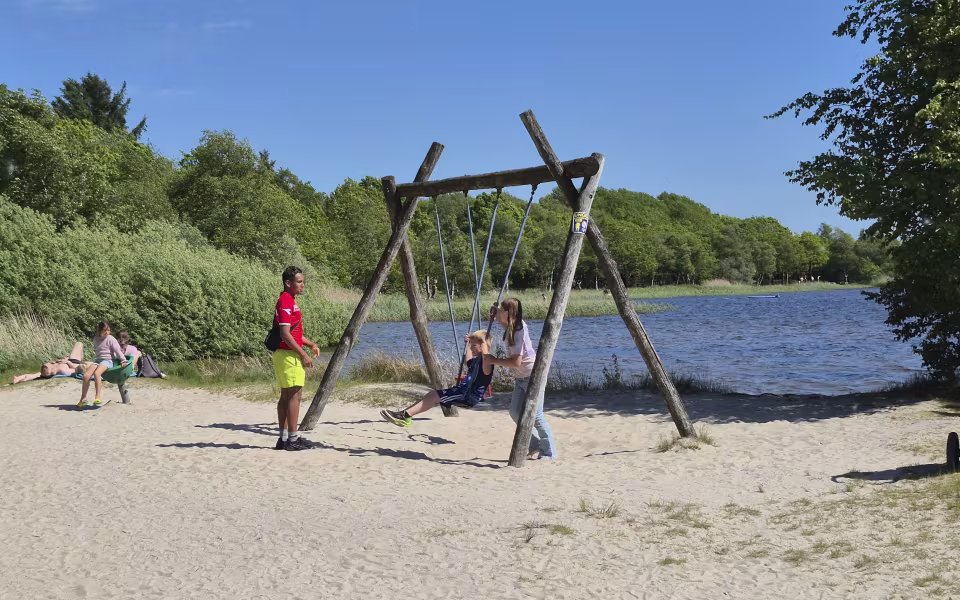 Ved Kvie Sø er der allerede mulighed for leg ved vandet. En ny plejeplan foreslår blandt andet badebro, sti over søen og gangbro gennem mosen.