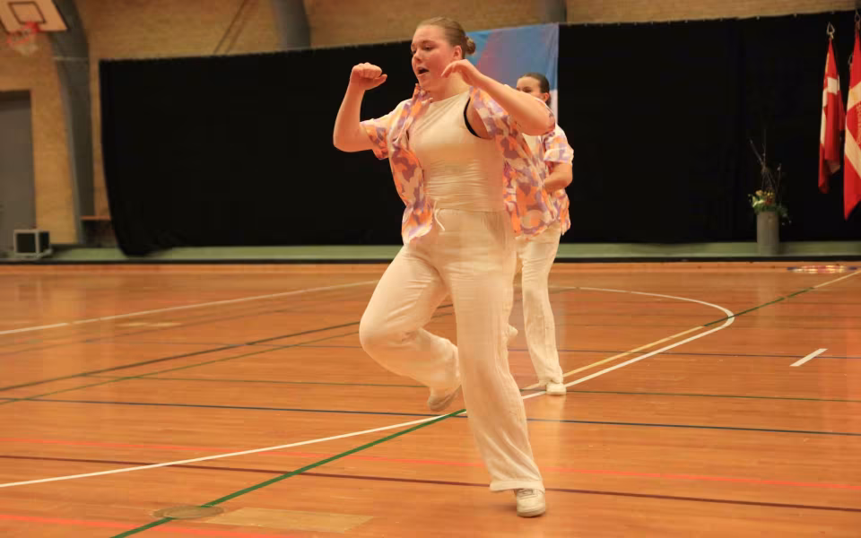 Farverig opvisning lyser Sportspark op