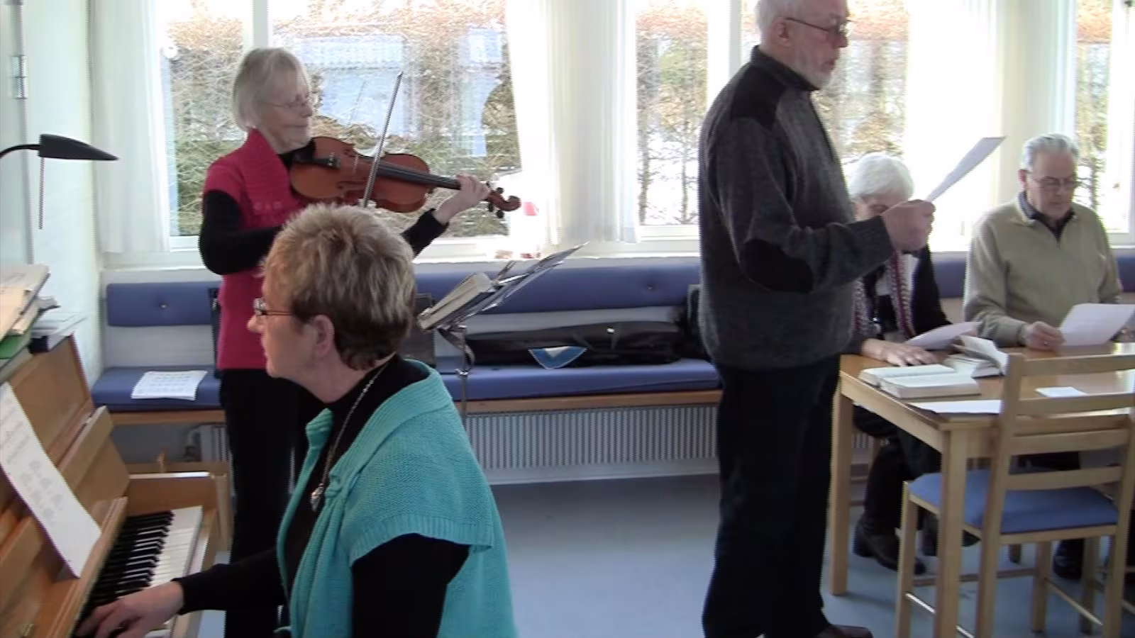 En eftermiddag med sang i konfirmandstuen i Skovlund