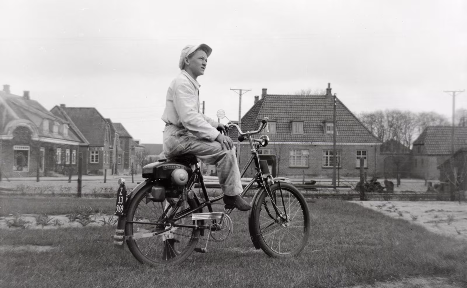Motorcyklen, type 111 med bagmonteret motor, kaldes populært en "røvskubber" (nummerpladen fra 1950'erne)