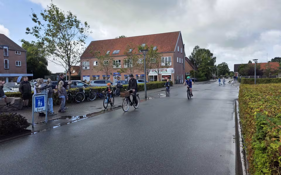 Regnen lagde en dæmper på Torvedagen i Ølgod, men ikke på humøret - Se billeder fra dagen