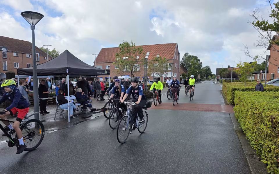 Regnen lagde en dæmper på Torvedagen i Ølgod, men ikke på humøret - Se billeder fra dagen