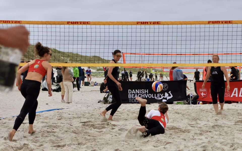 Vestenvinden udfordrer beachvolley-eliten