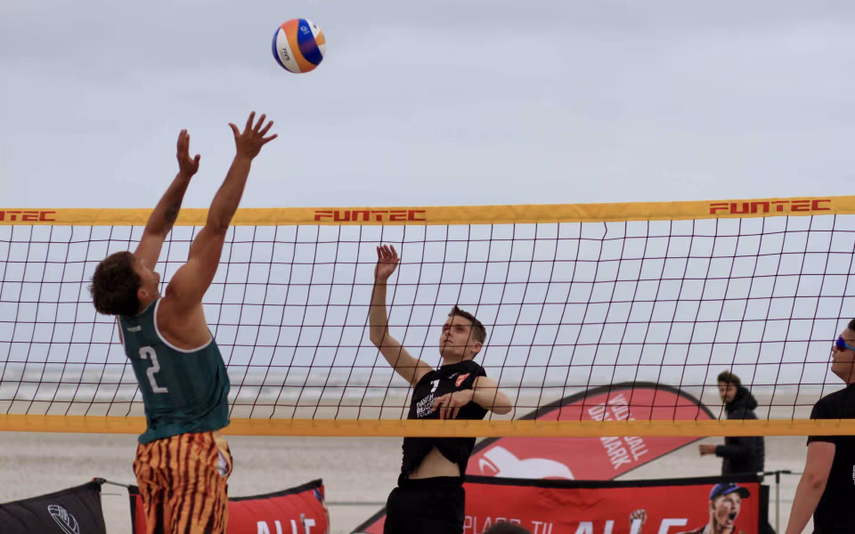 Vestenvinden udfordrer beachvolley-eliten