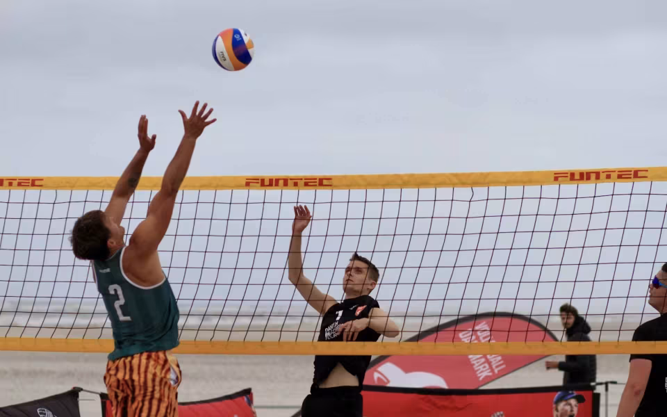 Vestenvinden udfordrer beachvolley-eliten