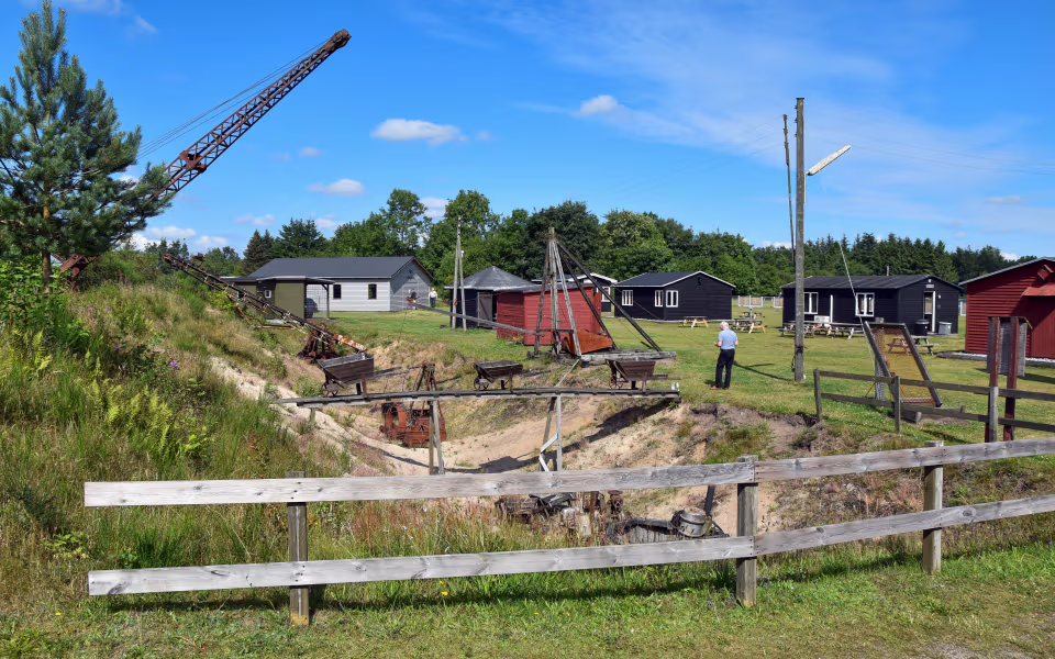 Rustne brunkulskraner og minevogne ved Søby Sø og Brunkulsmuseum