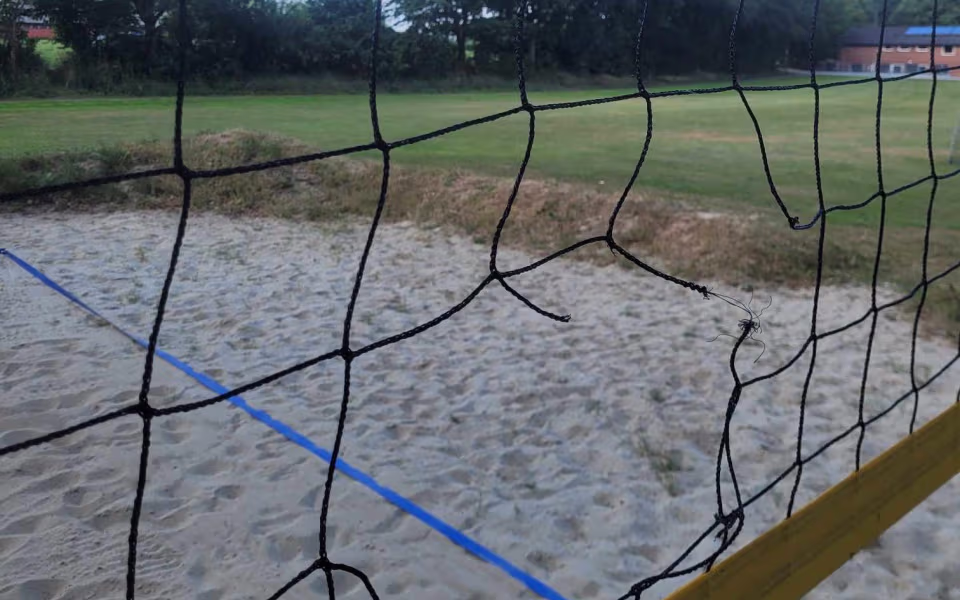 Det beskadigede volley-net på stadion er klippet og brændt flere steder. Frivillige efterlyser, at den gratis bane behandles ordentligt.