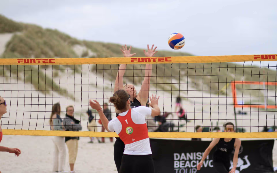 Vestenvinden udfordrer beachvolley-eliten