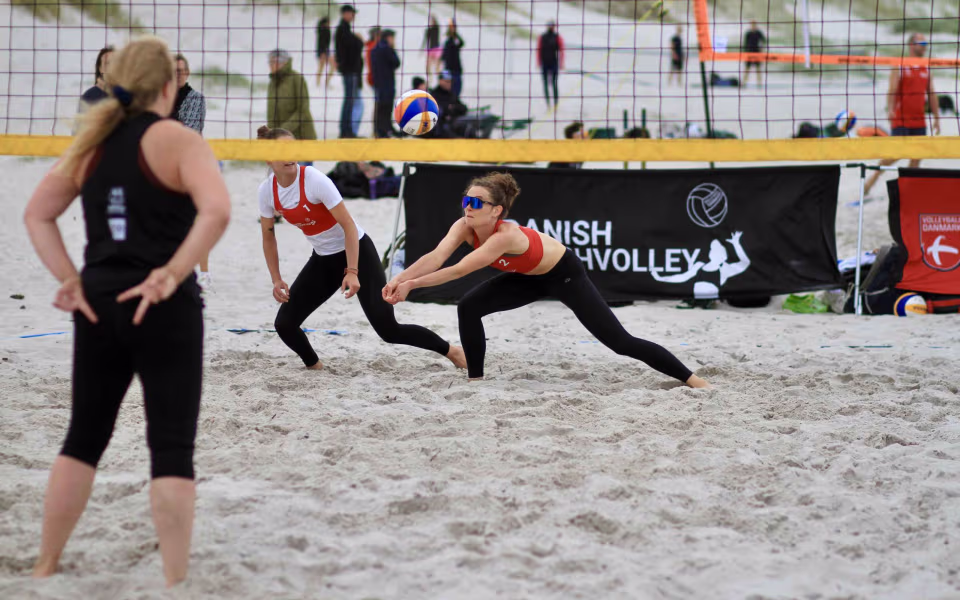 Vestenvinden udfordrer beachvolley-eliten