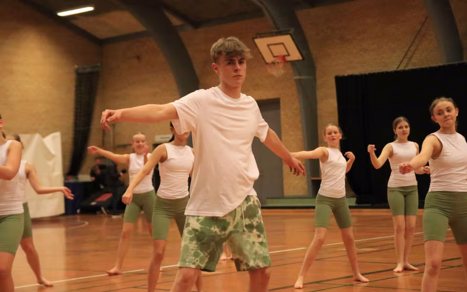 Farverig opvisning lyser Sportspark op