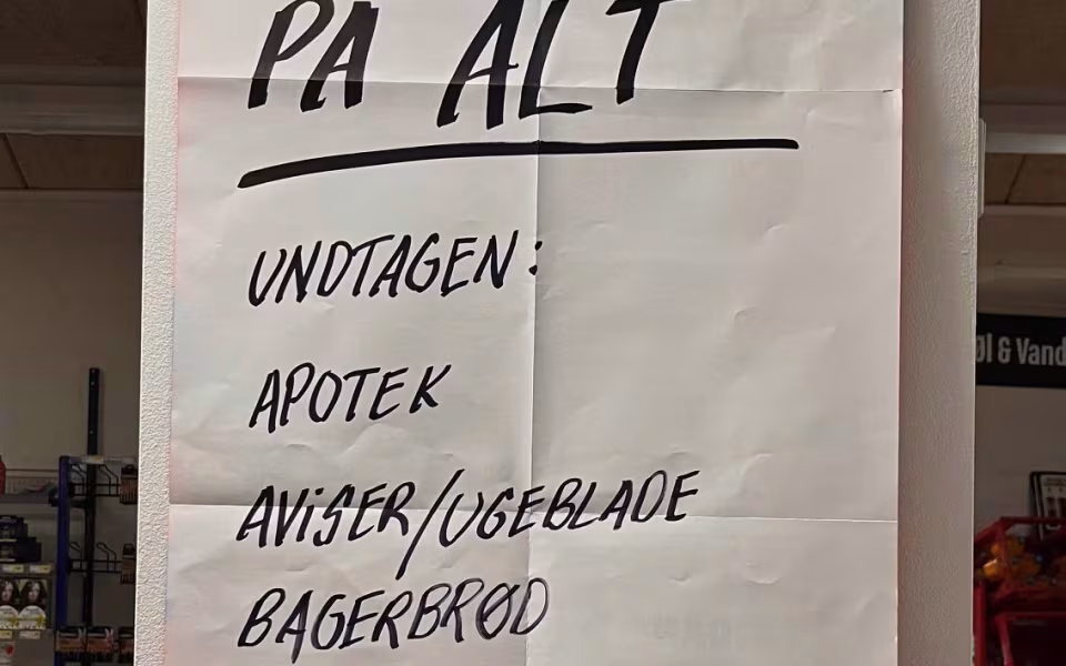 Karl Jørn foran butikken, klar til de sidste handler – alt skal væk til 1/2 pris!