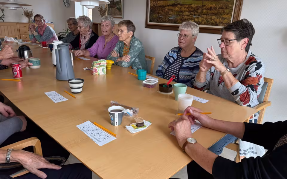 Efterskoleelever med på gåtur og banko
