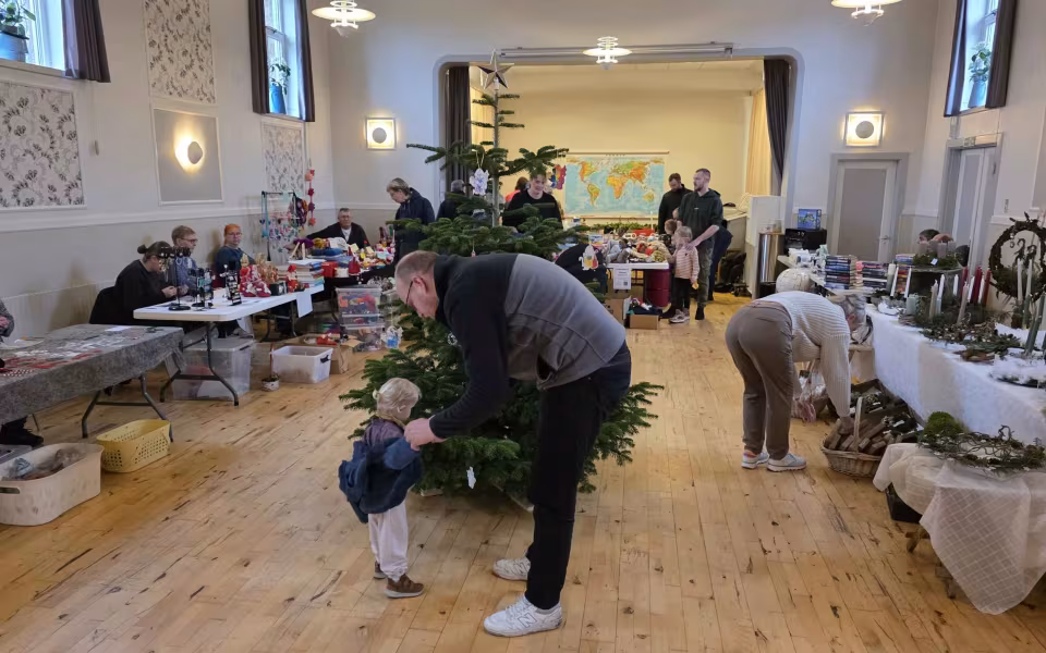 Julestue og loppemarked i Lindbjerg Forsamlingshus – en hjertevarm succes!