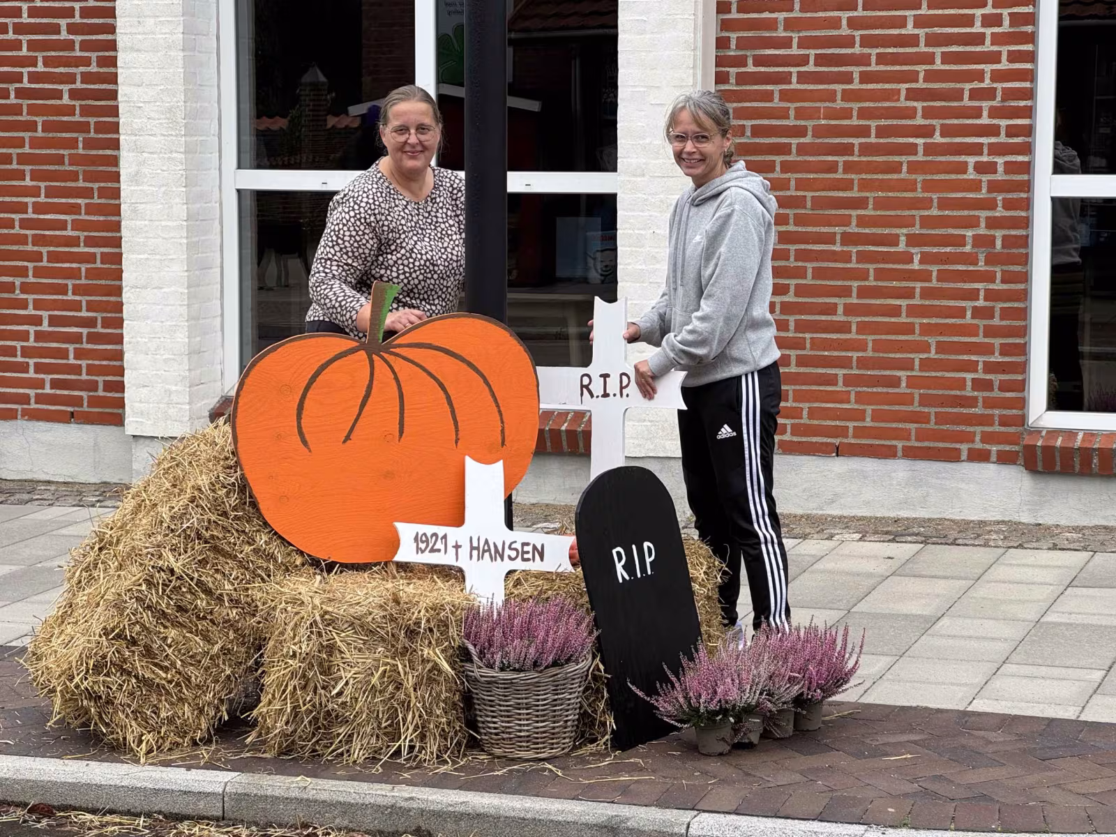 Trine og Anita i gang med at pynte byen