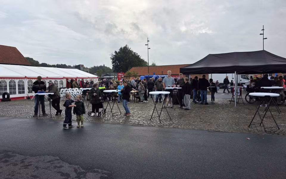 Regnen stoppede ikke sensommerens Late Night i Ølgod - Se billeder