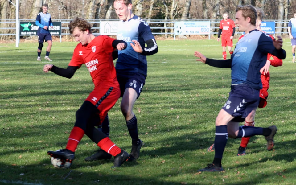Fodbold Serie 3 herre Ølgod vandt hjemme 4-3 over HTS - Se billeder fra kampen.