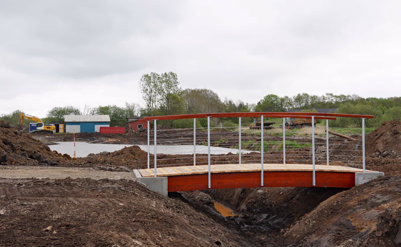 Broen over søen er nu på plads og giver et indtryk af hvor flot det færdige projekt bliver med tilsvarende broer over åen fra Egedalen