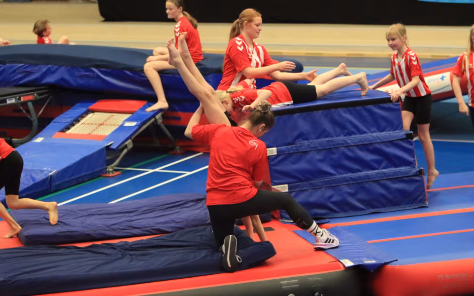 Salto Kids charmerer ved Helleopvisning