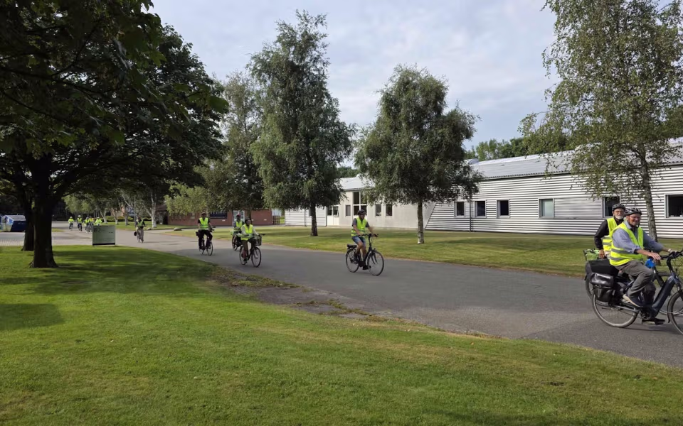 Tistrup Cykler Sammen på smagfuldt besøg hos Mums Kager i Skovlund