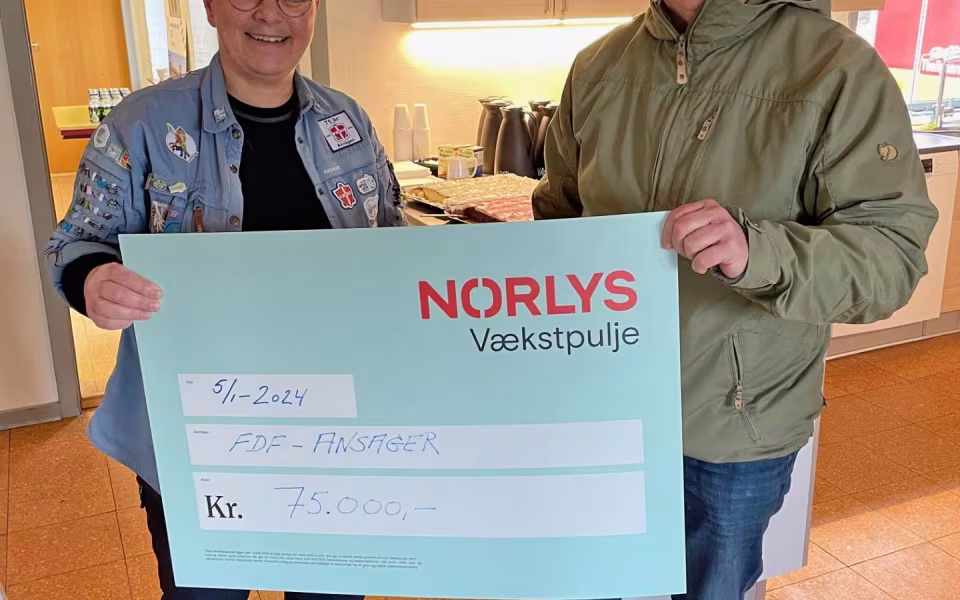 Lokalsamfundet samles til fejring af FDF Ansagers nye faciliteter med smil, fadøl og kage under åbent hus arrangementet