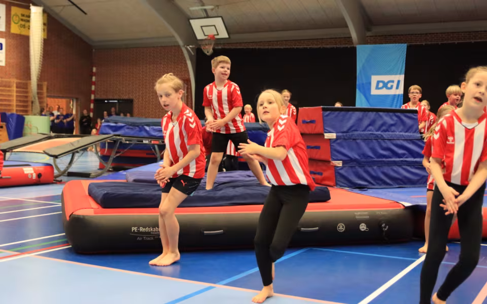 Salto Kids charmerer ved Helleopvisning