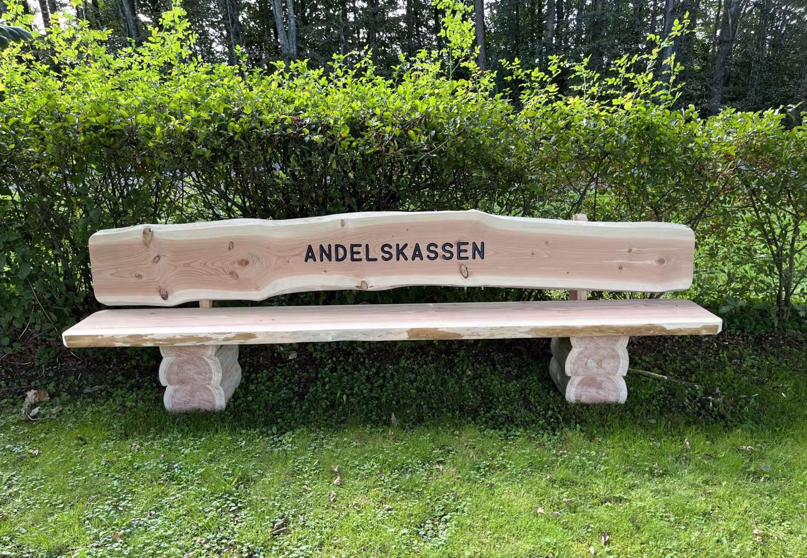Så er den sidste bænk ankommet - vi mangler et par frivillige, der vil give alle nye bænke i Byparken olie