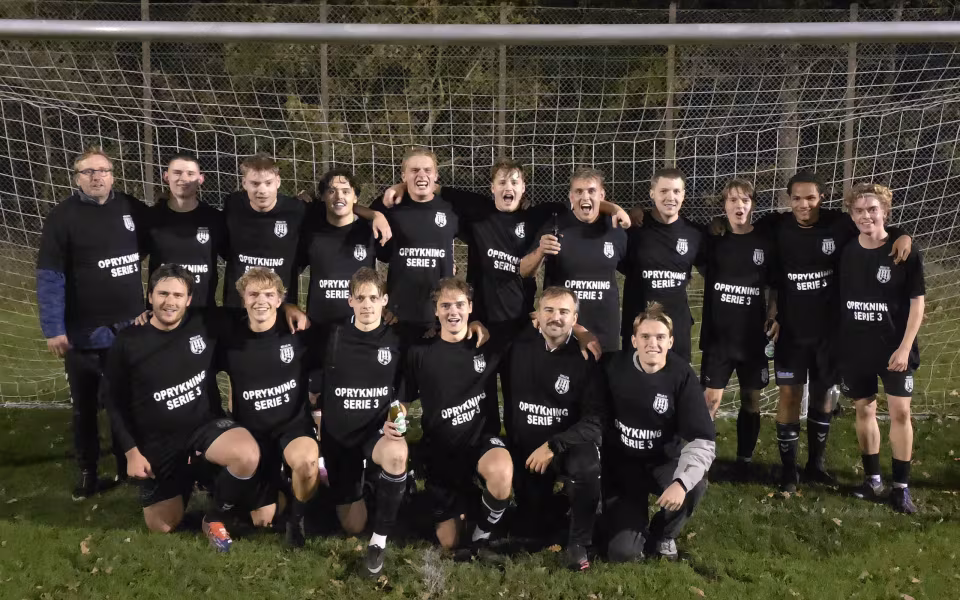 Helle FC Herre serie 4 i fodbold rykkede i torsdag aften op i serie 3