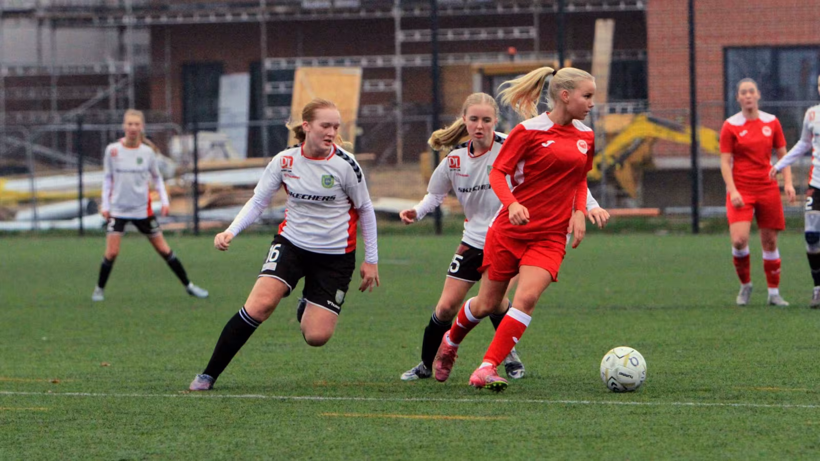 Vardes nr. 16 Catriona Mcniel i kamp om bolden