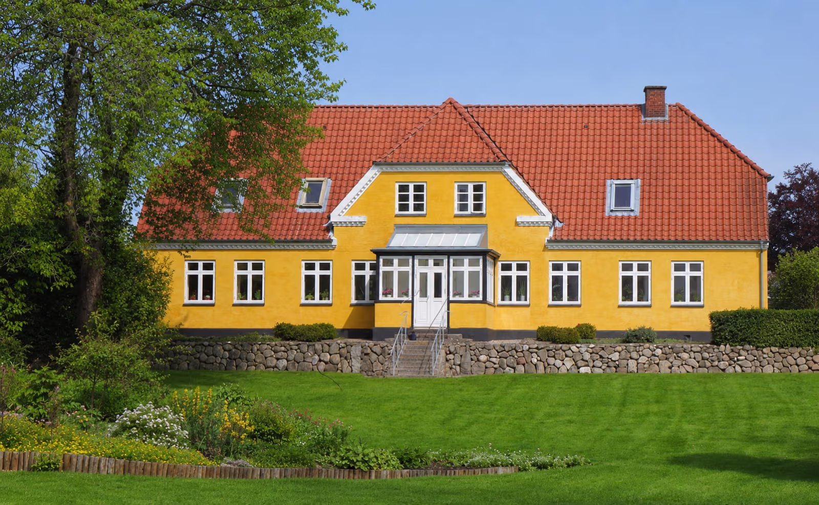 Den gamle præstegård i Ansager står foran en omfattende renovering. I byggeperioden genhuses præstefamilien midlertidigt på Vestergade 8