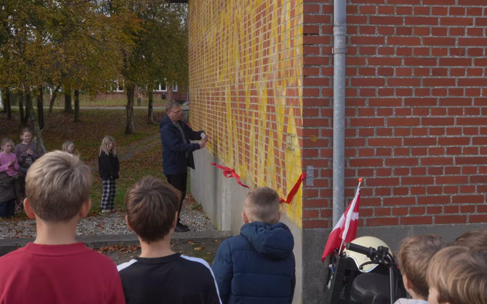 Gamle jeans danser videre på en gavl i Ansager