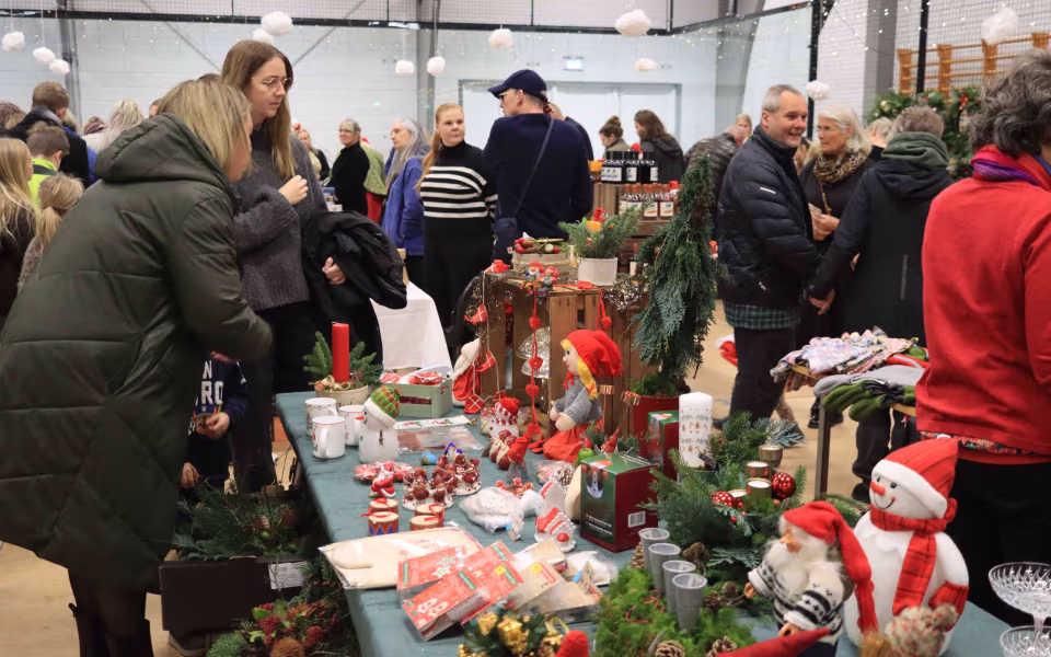 Julemarked samlede Billum i hallen
