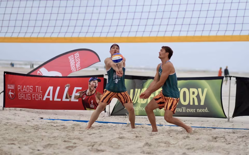Vestenvinden udfordrer beachvolley-eliten