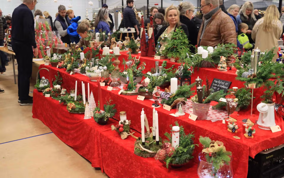 Julemarked samlede Billum i hallen
