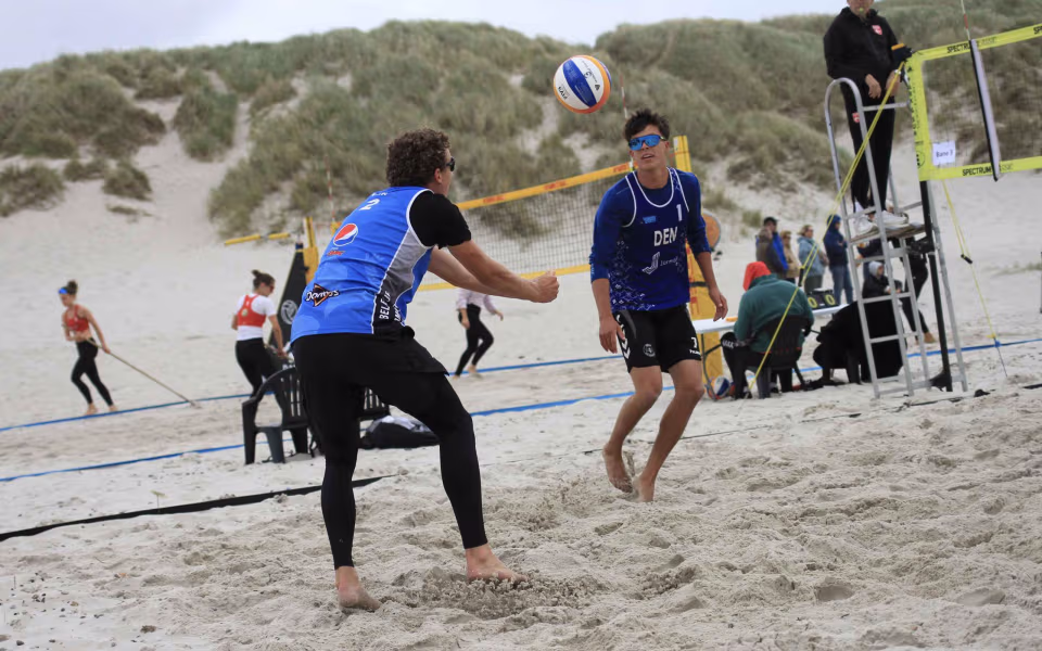 Vestenvinden udfordrer beachvolley-eliten