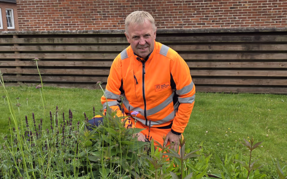 Manden med de grønne fingre og det orange tøj – hvem er han egentlig?