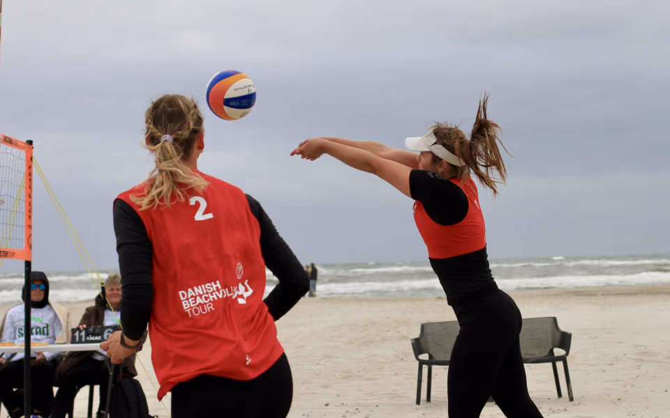 Vestenvinden udfordrer beachvolley-eliten